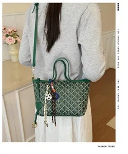 Sac seau retro vert avec bandouliere, elegante sacoche pour femmes et travail quotidien.