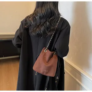 Sac seau bandoulière en daim femme automne hiver avec chaîne mode tendance chic