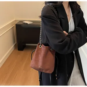 Sac seau en daim marron avec bandoulière chaîne sac à main mode femme automne hiver.