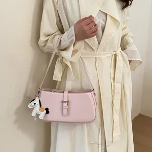 Sac à bandoulière rose chic pour femme, élégant sac baguette avec charm cheval, fourre-tout
