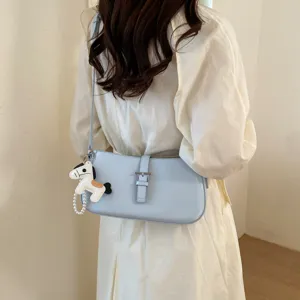 Sac baguette d'épaule en cuir bleu clair pour femme, sac à main minimaliste chic et élégant.
