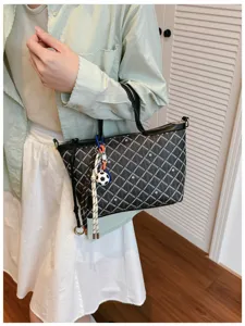 Sac à main rétro à motif de losanges pour femmes, sac bandoulière élégant avec charms.