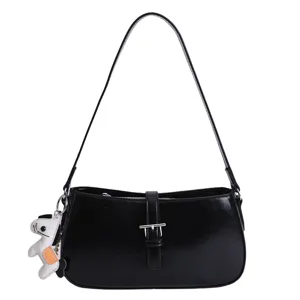 Sac à épaule noir élégant pour femme, sac sous les bras chic avec charm et boucle.