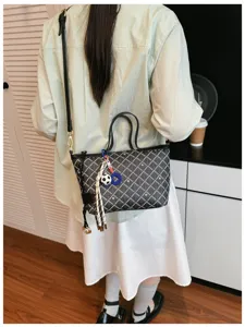 Sac seau à motif rétro pour femmes, sac bandoulière et porté épaule polyvalent chic et élégant.