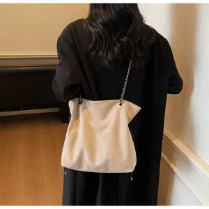 Vue détaillée du sac cabas élégant en suédine porté au dos montrant sa grande capacité.