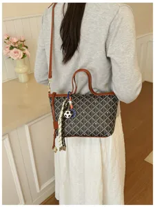 Sac seau classique avec poignee et bandouliere pour femmes au quotidien et en deplacement.