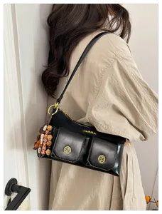 Sac à épaule noir chic avec plusieurs poches pour femmes, sac baguette tendance en cuir PU.