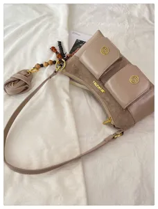 Sac à bandoulière chic en cuir PU sous les aisselles avec poches multiples, design élégant.