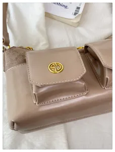Vue détaillée du sac à aisselles multi-poches pour femmes, design chic en cuir PU.