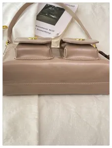 Sac à bandoulière multi-poches tendance pour femmes, sac chic en cuir PU pour le quotidien.