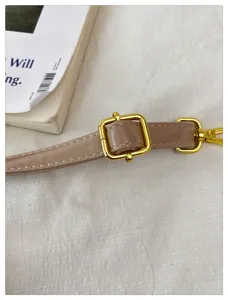 Détail de sangle de sac pour femme de qualité, boucle en métal dorée, accessoire en cuir PU.