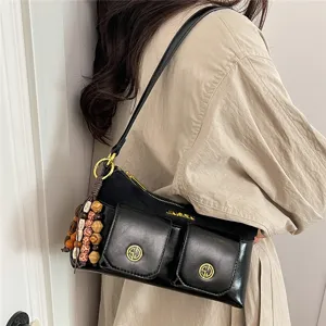 Sac à épaule noir chic avec plusieurs poches et pendentif en perles de bois pour femmes.