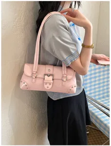 Detalle de bolso de hombro de charol rosa, bolso de axila con hebilla y remache Y2K para mujer