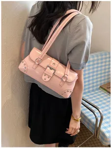 Bolso de hombro de charol rosa Y2K con hebillas de metal y tachuelas, bolso elegante.