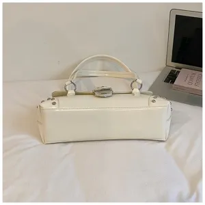 Bolso de hombro de charol blanco de moda con elegantes remaches metalicos y hebilla.
