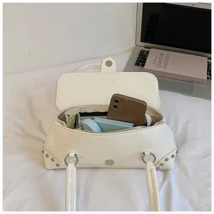 Bolso de hombro con tachuelas para mujer, elegante bolso de cuero PU con hebilla de moda.