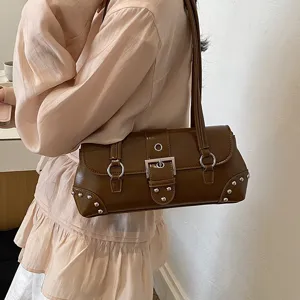 Elegante bolso de hombro marrón de piel PU con hebilla metálica y tachuelas retro chic.