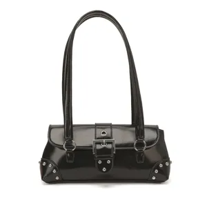 Bolso de hombro negro de cuero PU para mujer con hebillas metálicas y tachuelas.