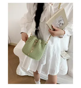Prasini plisse tsanta seimeri me alisida kai kordoni gia kathimerino stil kai moda.