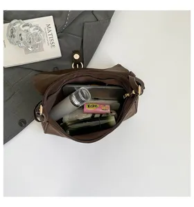 Interior capacity detail of the retro brown shoulder bag, showing spacious daily storage design.