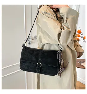 Chic retro black underarm shoulder bag for women, trendy commuter style with metal buckle detail.