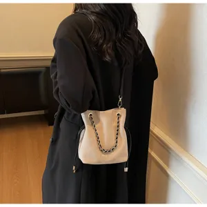 Vue détaillée du sac seau élégant en suédine beige avec bandoulière chaîne automne.