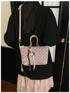 Vue détaillée du sac seau vintage pour femme avec motif chevron et charmants accessoires mignons.