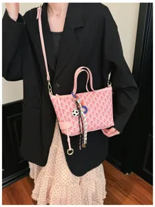 Sac à main bandoulière rose pour femme, cabas élégant vintage avec breloques tendance.
