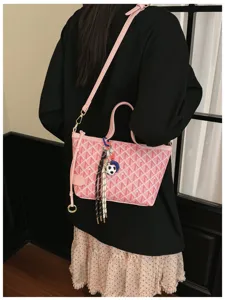 Détail de sac à bandoulière à motif chevron rose, accessoire de mode pour le quotidien.