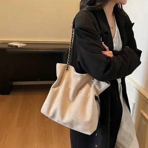 Sac à main bandoulière en suédine pour femme, grand cabas tout élégant avec chaîne.