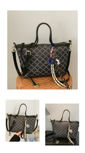 Sac à bandoulière carreaux vintage pour femme, cabas décontracté avec breloques et lanières.