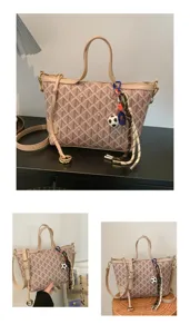 Vue détaillée du sac seau rétro pour femme avec motif chevron et charmant pendentif ballon.