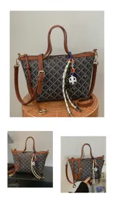 Sac seau pour femmes à motif géométrique vintage avec bordure en cuir marron et charme.