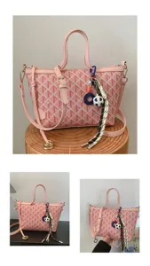 Sac seau élégant rose avec motif géométrique et pendentif chic, bandoulière pour femme.