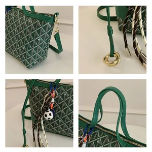 Sac seau rétro géométrique vert avec bandoulière et détail de breloque ballon de foot chic.