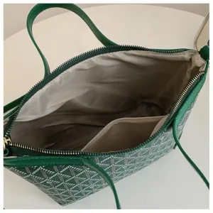 Détail intérieur de sac sceau chevron vert avec doublure résistante et poche zippée élégante.