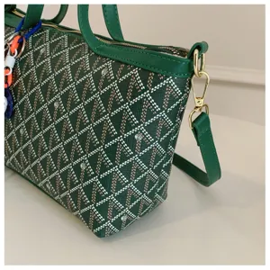 Sac à bandoulière rétro vert pour femme, vue de détail avec motif géométrique et métal doré.