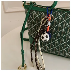 Sac seau monogramme géométrique vert vue détaillée avec porte-clés élégant et bandoulière.