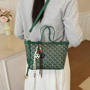 Élégant sac cabas vert à motif pour femmes, sac bandoulière rétro avec charmant pendentif.