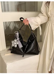 Borsa a tracolla tote nera vintage grande, dettaglio in pelle premium con ciondolo floreale.