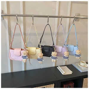 Sac à bandoulière chic imprimé étoiles avec pendentif ours, sac élégant en cuir PU.