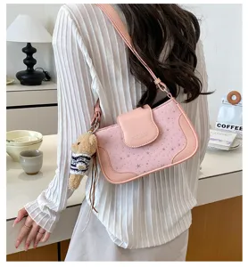 Sac à bandoulière élégant rose étoile pour femme, sac chic avec pendentif ours et sangle.