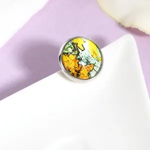 Detail vintage wereldkaart cabochon broche, ronde metalen badge accessoire voor tassen kleding.