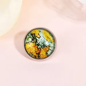 Vintage wereldkaart glas cabochon metalen broche speld kleding accessoire detail