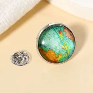 Vintage wereldkaart glazen koepel broche, stijlvolle metalen reversspeld voor kleding.