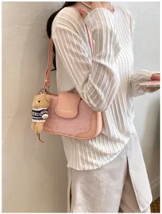 Vue détaillée du sac à bandoulière étoile rose avec pendentif ours mignon pour navette.