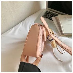 Sac bandoulière rose chic avec motif étoile et pendentif, sac élégant et polyvalent pour femmes.