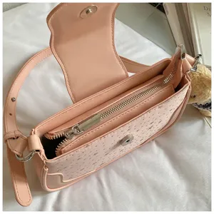 Élégant sac bandoulière rose à motif d'étoiles avec fermeture éclair et rabat pour femmes.