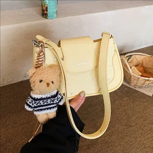 Mode Étoile Gaufré PU Cuir Sac Bandoulière Femmes Trajet Décontracté Sac d'Épaule Avec Mignon Ours Pendentif Sac à Main