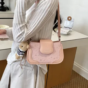 Sac à bandoulière rose tendance avec motif étoiles pour femmes, petit sac carré mignon avec pendentif.